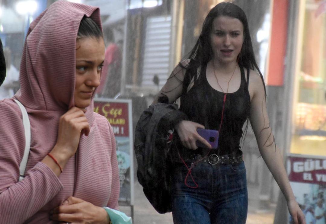 Bir anda bastırdı! Vatandaşlar zor anlar yaşadı