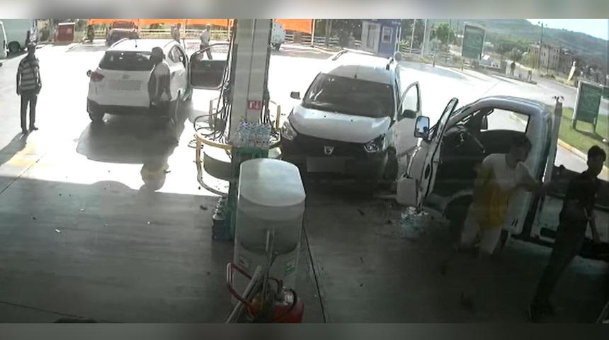 Durduramadılar! Akaryakıt istasyonunda ortalık bir anda karıştı
