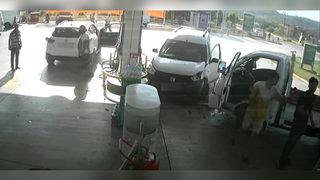 Durduramadılar! Akaryakıt istasyonunda ortalık bir anda karıştı