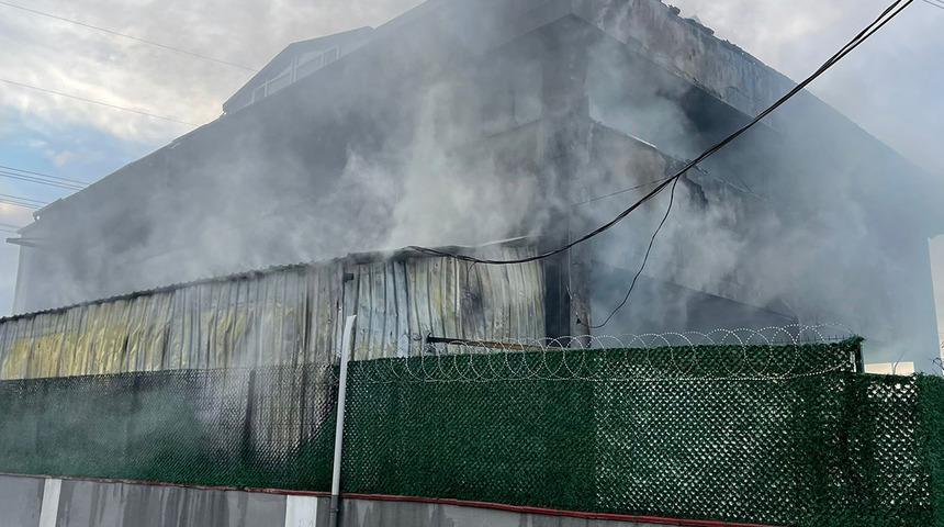 Son dakika: İstanbul Sultanbeyli'de mobilya fabrikasında yangın!