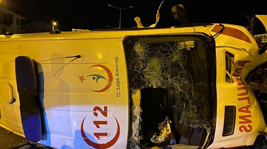 Vakaya giden ambulans kaza yaptı! Yaralılar var