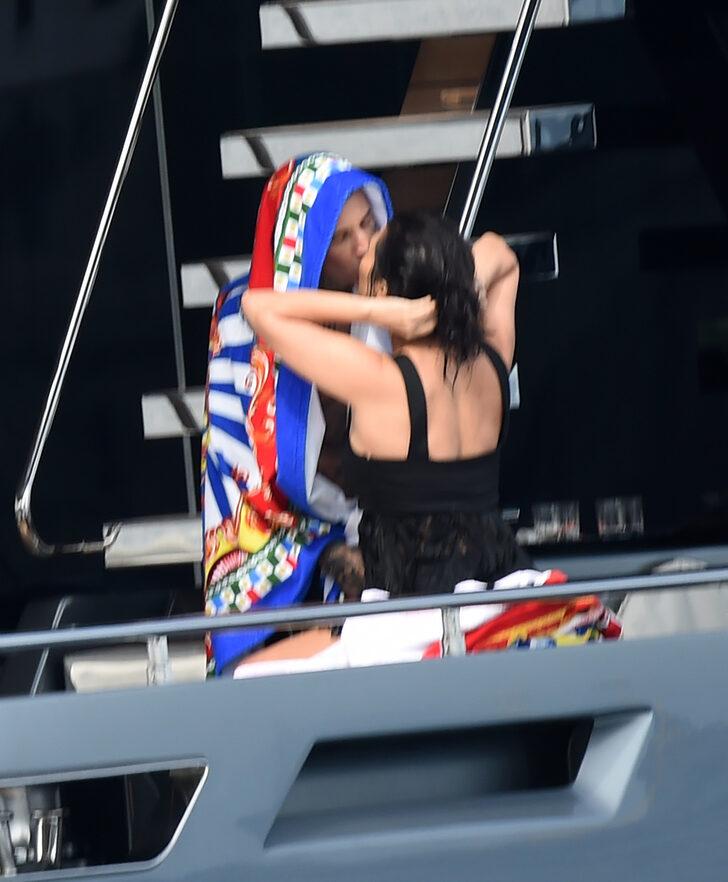 Çiçeği burnunda gelin Kourtney Kardashian seksi geceliği denize atladı  G3