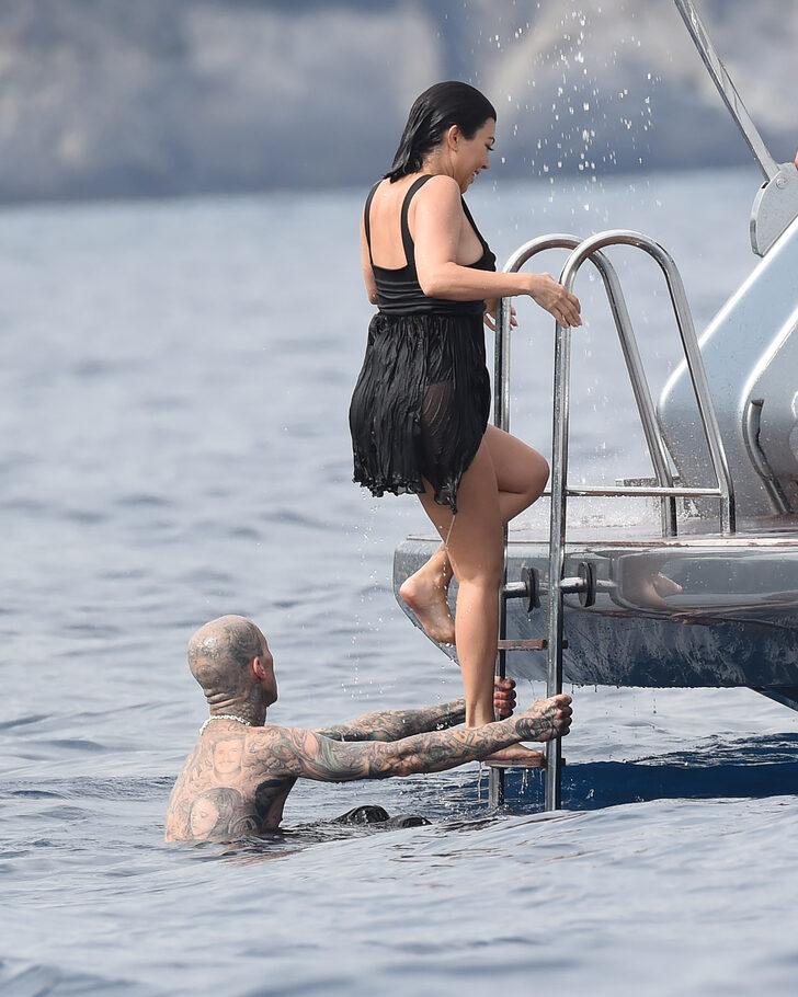 Çiçeği burnunda gelin Kourtney Kardashian seksi geceliği denize atladı  G5