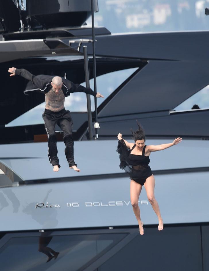 Çiçeği burnunda gelin Kourtney Kardashian seksi geceliği denize atladı  G4