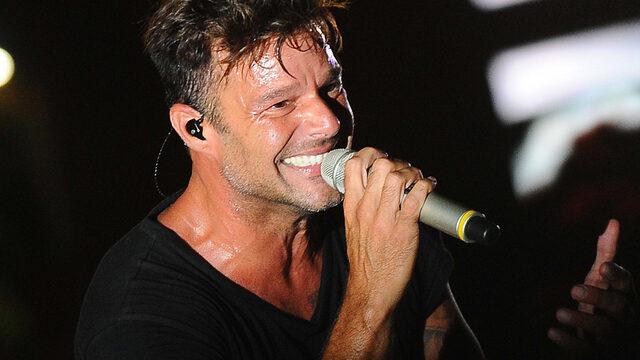 50 yaşındaki Ricky Martin mini şortuyla kaslarını ortaya çıkardı