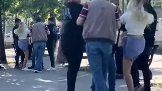 Metrobüs üst geçidinde tacizciye meydan dayağı! Genç kadının etek altı fotoğrafını çekerken yakalandı