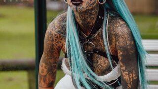 Dövme modeli Amber Luke pes ettiğini itiraf etti! “Haftalarca kör oldum, mavi gözyaşı döktüm”