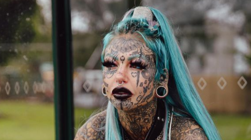 D&ouml;vme modeli Amber Luke pes ettiğini itiraf etti! &ldquo;Haftalarca k&ouml;r oldum, mavi g&ouml;zyaşı d&ouml;kt&uuml;m&rdquo;