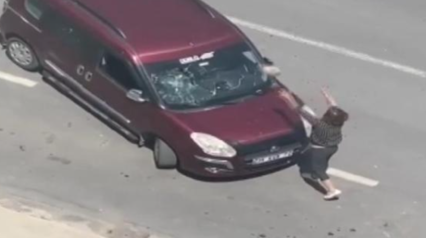Beylikdüzü'nde akılalmaz anlar! Sürücüye sinirlendi, araca taşla saldırdı