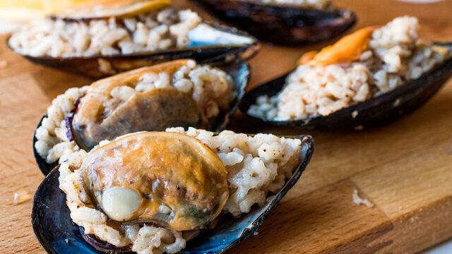 Durduğu her saniye bakteri üretiyor: Bile isteye zehir yemeyin! Sıcak havalar midye dolmaları zehir haline getiriyor