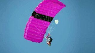 Paraşütle atladı, yanlışlıkla başka ülkeye indi