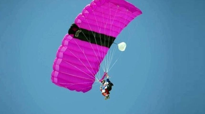 Paraşütle atladı, yanlışlıkla başka ülkeye indi