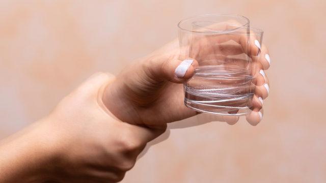 Sinsice başlıyor: Dinlenirken eliniz titriyorsa dikkat! Parkinson’un 5 önemli belirtisi! Beyin pili nedir?