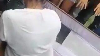 Sosyal medyada gündem oldu! Ölen adamın tabutunun üzerine çıkarak twerk yaptı