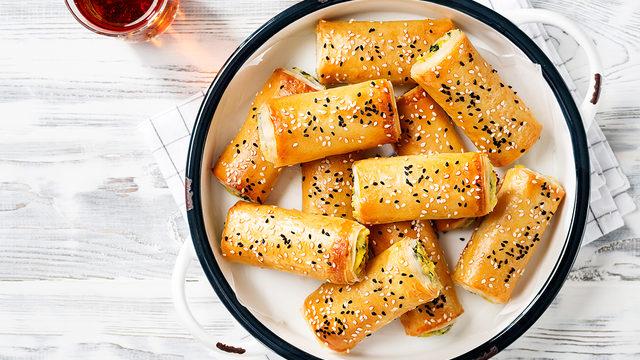 Herkes tarifini soracak! Çıtır çıtır sodalı börek tarifi