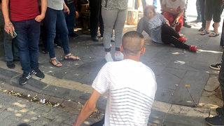 Caddede yürürken görünce deliye döndü! Eşi ve yanındaki adamı vurdu