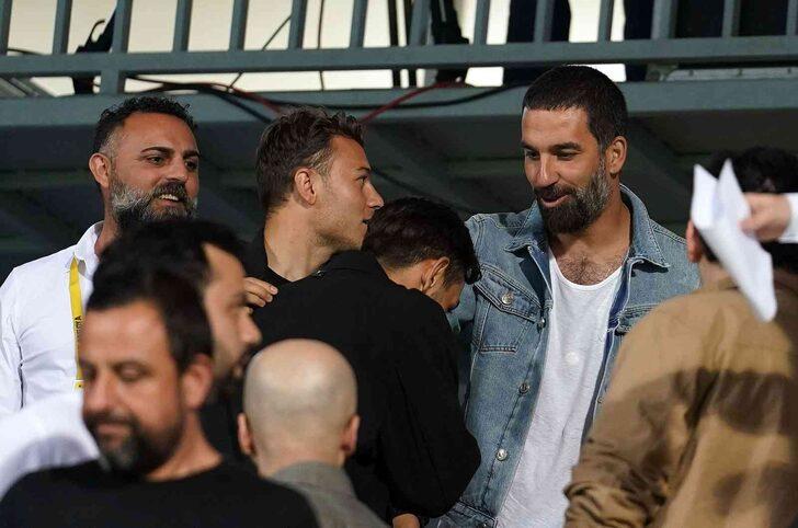 Son dakika: Fenerbahçeli İrfan Can Kahveci, Galatasaraylı Arda Turan'ın elini öptü!