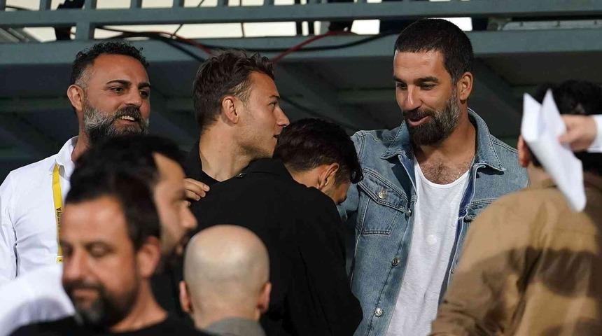 Son dakika: Fenerbahçeli İrfan Can Kahveci, Galatasaraylı Arda Turan'ın elini öptü!