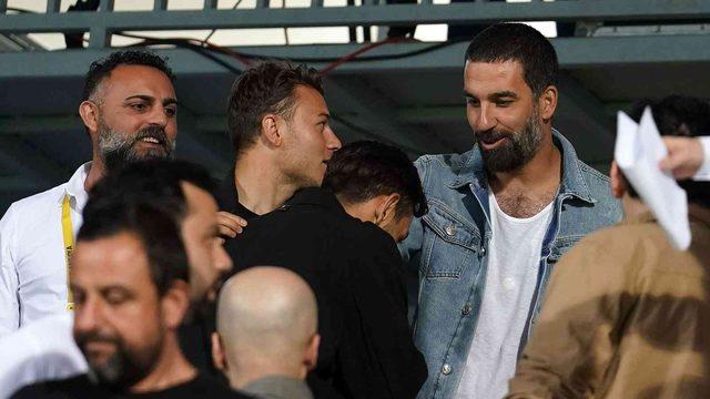Son dakika: Fenerbahçeli İrfan Can Kahveci, Galatasaraylı Arda Turan'ın elini öptü!