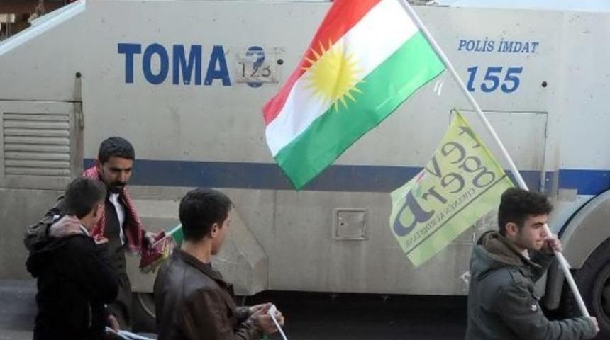 Diyarbakır'da 'K&uuml;rdistan bayrağı' dağıttılar