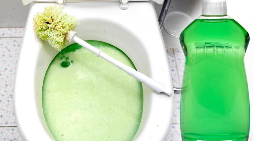 Bulaşık deterjanının bu faydasına şaşıp kalacaksınız! D&uuml;zenli olarak tuvalete d&ouml;kt&uuml;ğ&uuml;n&uuml;zde...