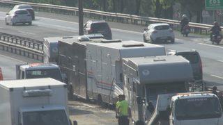 TEM'de zincirleme kaza! Film çekimine giden karavanlar birbirine girdi