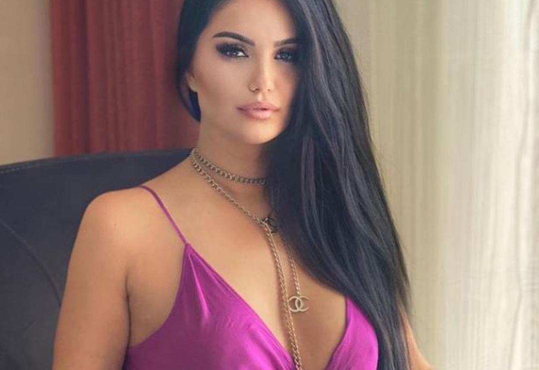 Berdan Mardini'nin eski eşi Fatoş Yelliler'den mini şortuyla sere serpe poz