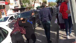 Kars’ta liseli kızların kavgası kamerada! Sokak ortasında tekme tokat birbirlerine girdiler