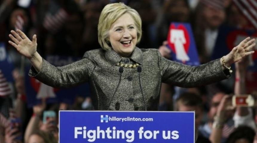 Arnavutluk Hillary Clinton büstü dikiyor