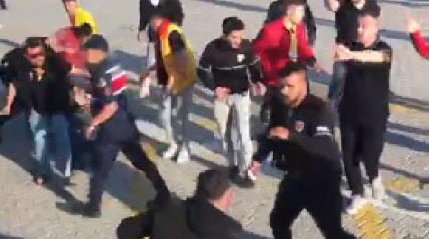 Kupa finali öncesi Sivasspor ve Kayserispor taraftarları arasında tehlikeli gerginlik! Taşlarla saldırdılar