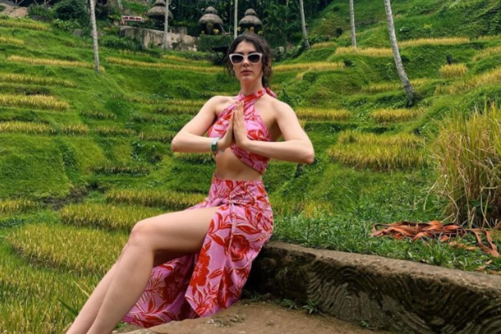 Burcu Özberk'in giydiği ve çok sevilen otantik takıma uygun fiyatlı alternatif öneriler