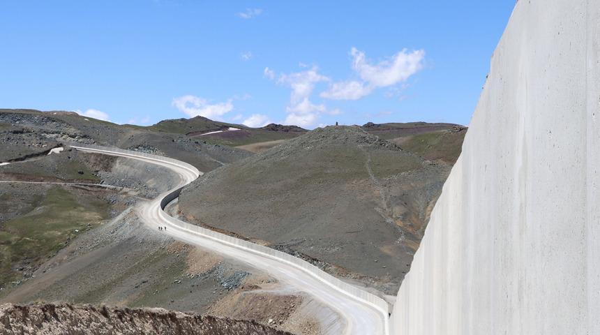 Van Valisi tarih verdi! İran sınırına duvar örülüyor