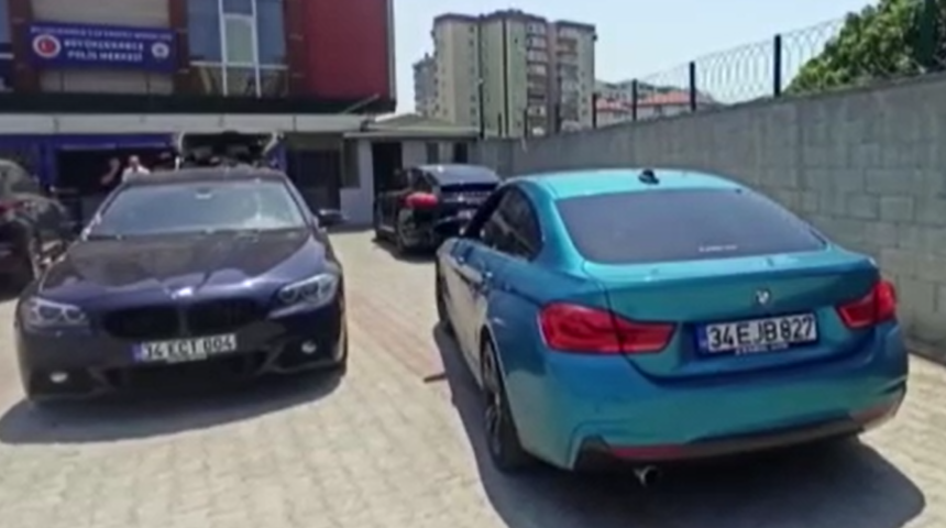 Büyükçekmece'de milyonluk araçlarla tehlike saçmışlardı! Polis merkezinin bahçesi galeriye döndü