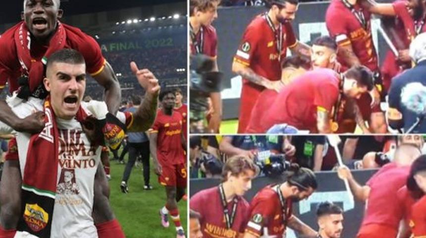Futbolda yılın skandalı! Kupa töreninde takım arkadaşını tokatladı