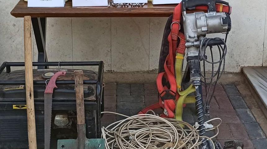 Pes dedirten görüntüler! Bu kez patlayıcıyla yakalandılar