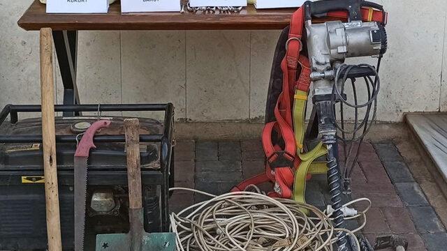 Pes dedirten görüntüler! Bu kez patlayıcıyla yakalandılar