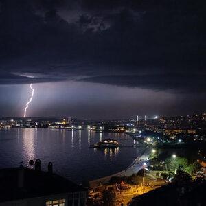 İstanbul'da kartpostallık görüntüler... Şimşekler geceyi aydınlattı!