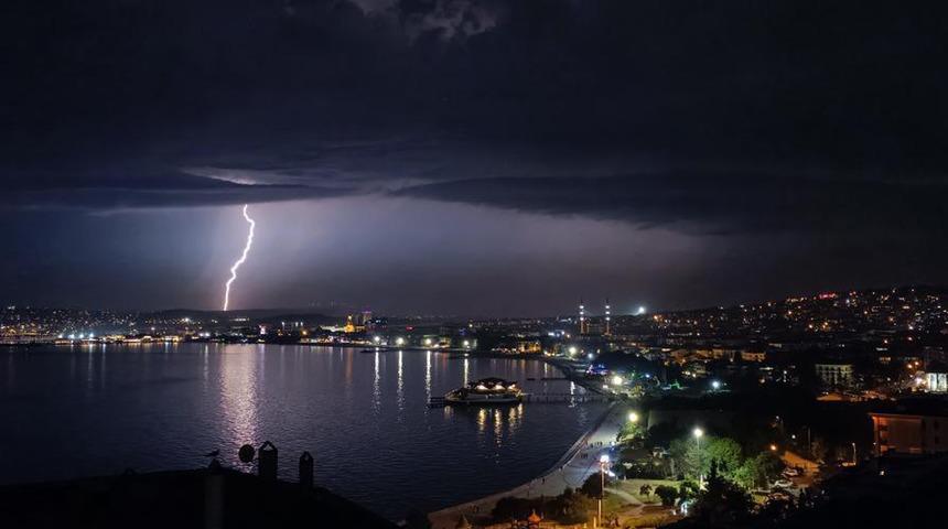 İstanbul'da kartpostallık görüntüler... Şimşekler geceyi aydınlattı!
