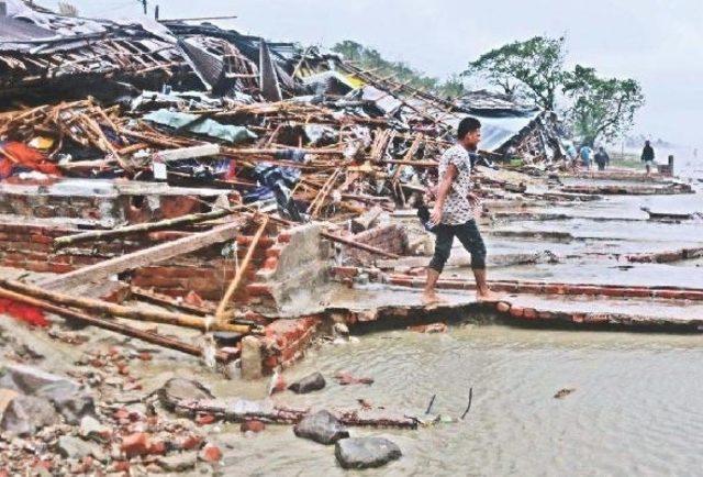 Bangladeş’i kasırga vurdu: Yarım milyon kişi tahliye edildi 1