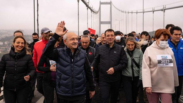 Kılıçdaroğlu, İmamoğlu ve Akşener 43'üncü İstanbul Maratonu'nda 15 Temmuz Şehitler Köprüsü'nden geçerken.