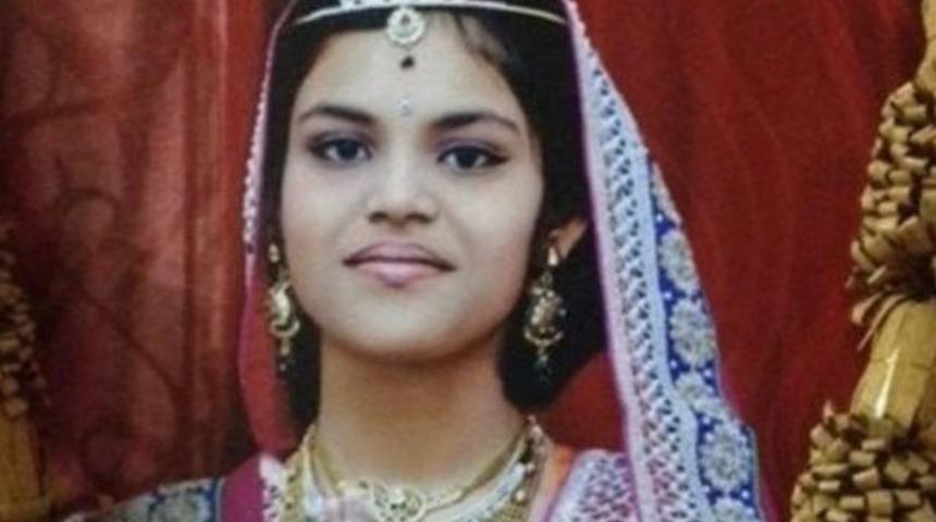 Hindistan'da 68 g&uuml;n oru&ccedil; tutan kız hayatını kaybetti