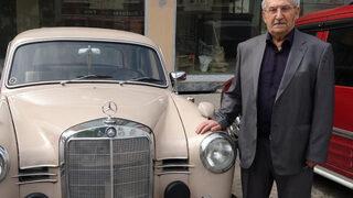 25 yıl sonra 1959 model otomobilini garajından çıkardı! Gören hayran kalıyor: 'Her fotoğraf 10 lira'