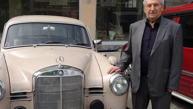 25 yıl sonra 1959 model otomobilini garajından çıkardı! Gören hayran kalıyor: 'Her fotoğraf 10 lira'