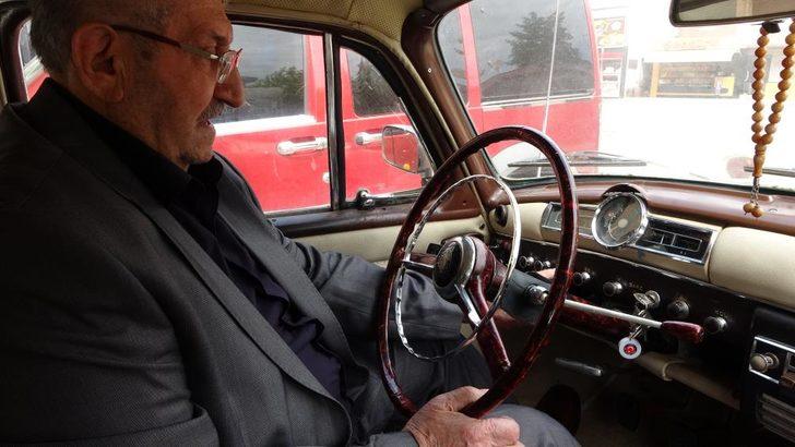 25 yıl sonra 1959 model otomobilini garajından çıkardı! Gören hayran kalıyor: 'Her fotoğraf 10 lira' G4