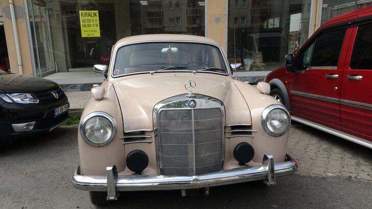 25 yıl sonra 1959 model otomobilini garajından çıkardı! Gören hayran kalıyor: 'Her fotoğraf 10 lira' G5