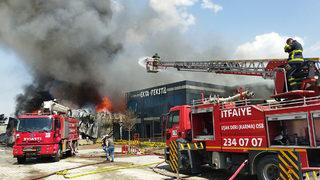 Uşak'ta paspas ipliği üretimi yapan fabrikada yangın! 3 itfaiye eri hastaneye kaldırıldı