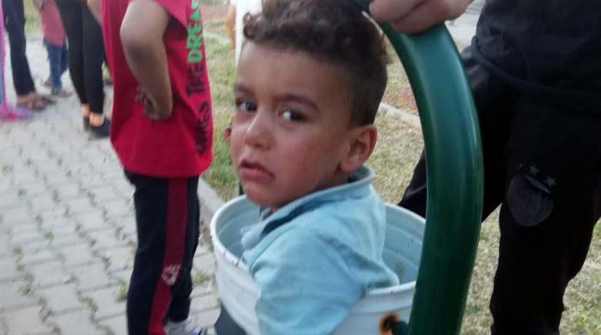 Saklambaç oynarken çöp kovasına girdi, sıkıştığı yerde kurtarılmayı bekledi