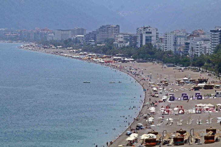 Antalya’da sıcaklık yükseldi! Tatilciler serinlemek için plajlara akın etti