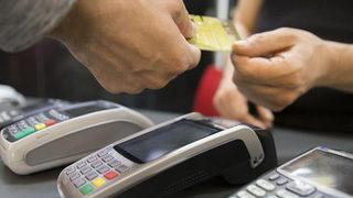 Avrupa ülkesinde günlerdir devam eden kriz... Kredi kartı kullanamıyorlar! Eşyaları önümüze fırlatıp gidiyorlar