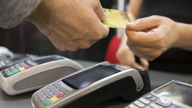 Avrupa ülkesinde günlerdir devam eden kriz... Kredi kartı kullanamıyorlar! Eşyaları önümüze fırlatıp gidiyorlar